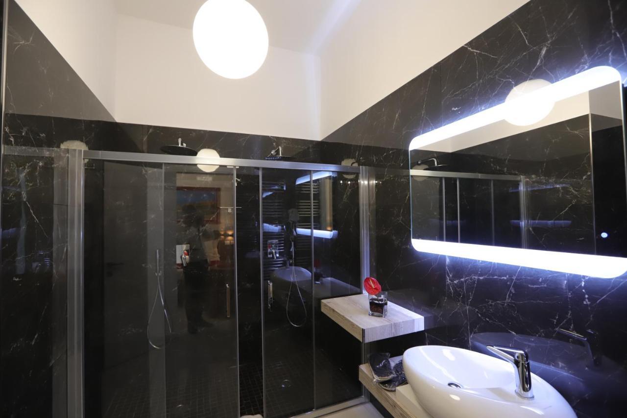 Mecla Suites Наполи Екстериор снимка